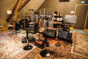 Studio d'enregistrement professionnel avec acoustique traitée pour musiciens et groupes au Domaine Le Fournay
